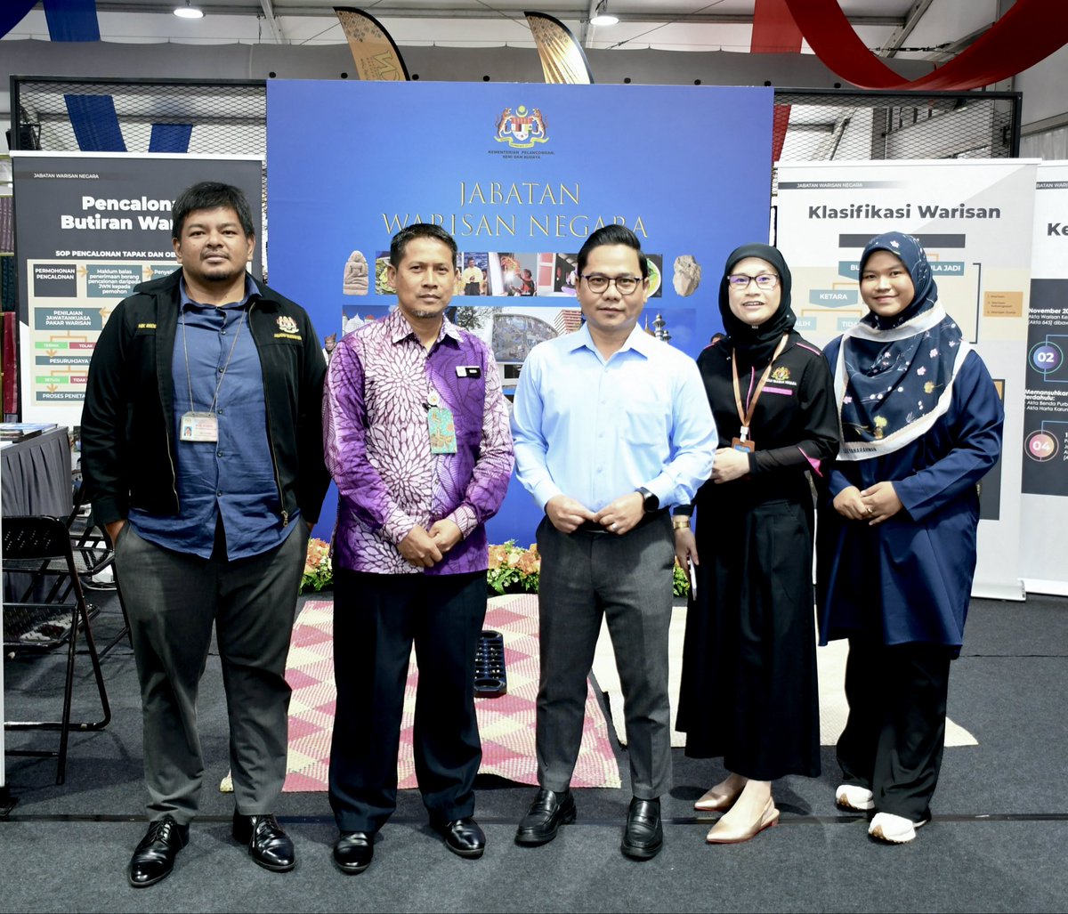 JWNinfo's tweet image. Lawatan Ketua Pengarah JWN ke ASEAN Arts &amp;amp; Crafts Bazaar 2025

&quot;𝐾𝑒𝑛𝑎𝑙𝑖, 𝑆𝑎𝑦𝑎𝑛𝑔𝑖 𝑑𝑎𝑛 𝐿𝑒𝑠𝑡𝑎𝑟𝑖 𝑊𝑎𝑟𝑖𝑠𝑎𝑛 𝐾𝑖𝑡𝑎&quot;

#JWN #DNH #Warisan #MyMOTAC #TaatSetia #MySeniBudaya #MalaysiaTrulyAsia #VM2026 #VisitMalaysia2026 #MalaysiaMADANI #aacb2025