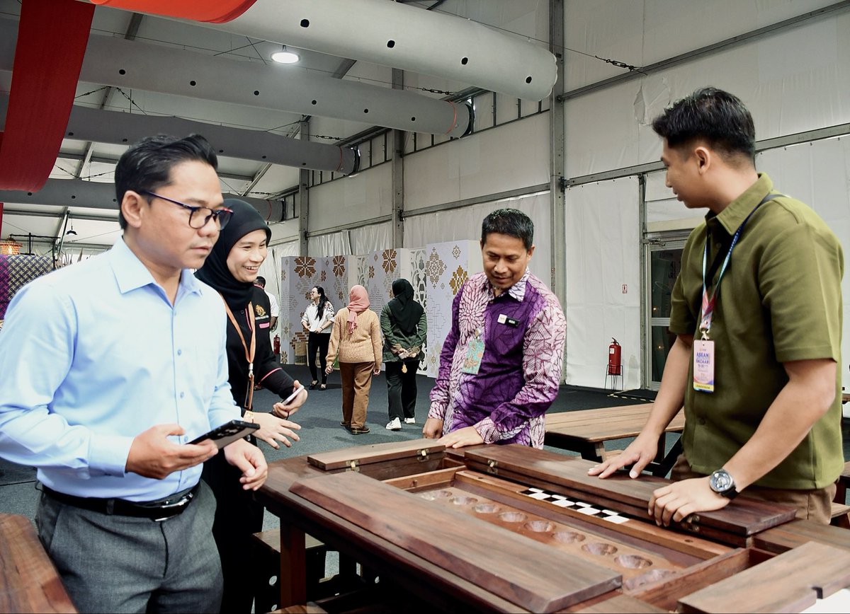 JWNinfo's tweet image. Lawatan Ketua Pengarah JWN ke ASEAN Arts &amp;amp; Crafts Bazaar 2025

&quot;𝐾𝑒𝑛𝑎𝑙𝑖, 𝑆𝑎𝑦𝑎𝑛𝑔𝑖 𝑑𝑎𝑛 𝐿𝑒𝑠𝑡𝑎𝑟𝑖 𝑊𝑎𝑟𝑖𝑠𝑎𝑛 𝐾𝑖𝑡𝑎&quot;

#JWN #DNH #Warisan #MyMOTAC #TaatSetia #MySeniBudaya #MalaysiaTrulyAsia #VM2026 #VisitMalaysia2026 #MalaysiaMADANI #aacb2025