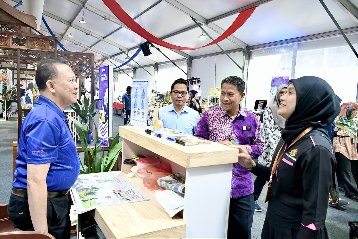 JWNinfo's tweet image. Lawatan Ketua Pengarah JWN ke ASEAN Arts &amp;amp; Crafts Bazaar 2025

&quot;𝐾𝑒𝑛𝑎𝑙𝑖, 𝑆𝑎𝑦𝑎𝑛𝑔𝑖 𝑑𝑎𝑛 𝐿𝑒𝑠𝑡𝑎𝑟𝑖 𝑊𝑎𝑟𝑖𝑠𝑎𝑛 𝐾𝑖𝑡𝑎&quot;

#JWN #DNH #Warisan #MyMOTAC #TaatSetia #MySeniBudaya #MalaysiaTrulyAsia #VM2026 #VisitMalaysia2026 #MalaysiaMADANI #aacb2025