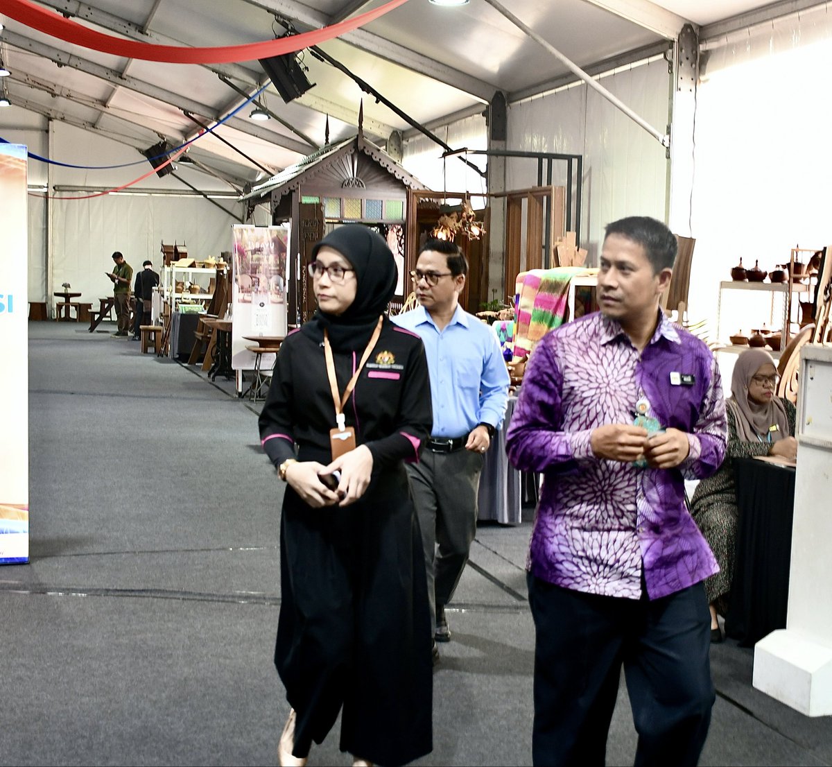 JWNinfo's tweet image. Lawatan Ketua Pengarah JWN ke ASEAN Arts &amp;amp; Crafts Bazaar 2025

&quot;𝐾𝑒𝑛𝑎𝑙𝑖, 𝑆𝑎𝑦𝑎𝑛𝑔𝑖 𝑑𝑎𝑛 𝐿𝑒𝑠𝑡𝑎𝑟𝑖 𝑊𝑎𝑟𝑖𝑠𝑎𝑛 𝐾𝑖𝑡𝑎&quot;

#JWN #DNH #Warisan #MyMOTAC #TaatSetia #MySeniBudaya #MalaysiaTrulyAsia #VM2026 #VisitMalaysia2026 #MalaysiaMADANI #aacb2025