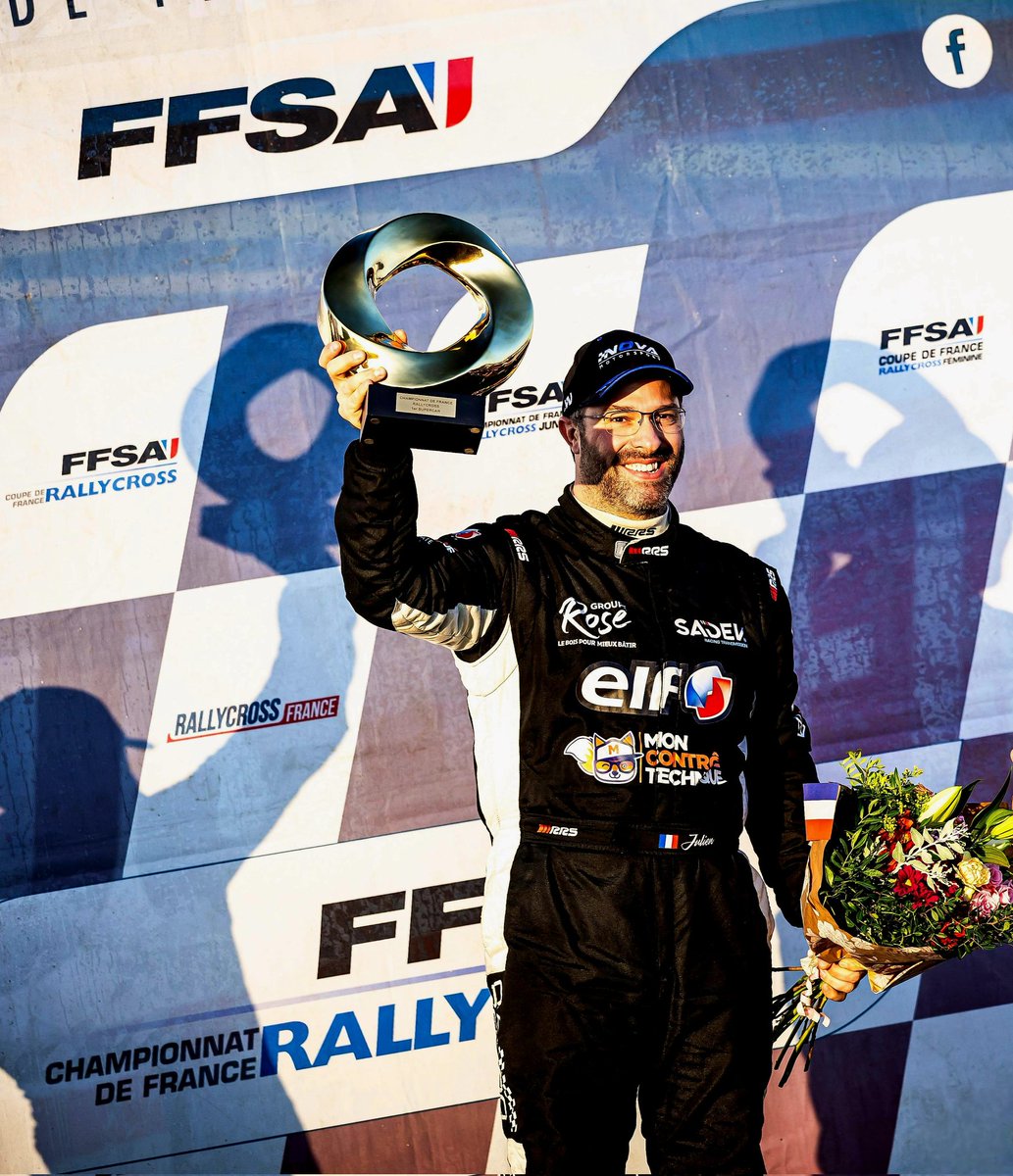 Julien_FEBREAU's tweet photo. FINALLY !! 🏆

ENFIN... Enfin j'arrive à "finir le job" et aller décrocher cette victoire qui me manquait sur ce circuit depuis un moment et qu'il a fallu construire patiemment avec toute l'équipe @DARacingRX !! 🏁🏆🔥

Ce week-end à #Dreux le niveau #Supercar était tellement relevé et il m'a fallu effacer quelques embûches de parcours. 
Nous n'avons rien lâché en équipe ! 
À partir de la Q4 il était hors de question de céder quoi que ce soit, à qui que ce soit ! 🤜🤛

Après deux 2èmes Places en Supercar ici par le passé, et deux 2èmes Places cette saison à Châteauroux et Mayenne, cette Victoire est LA récompense que je voulais offrir à mon incroyable Équipe,
à mes précieux et fidèles Partenaires et à mes supporters qui me soutiennent toujours incroyablement.

C'est VOTRE Victoire les ami(e)s !! ❤️❤️❤️

#RDVau1erVirage en 2026 sur les pistes de #Rallycross... Très souvent !! 😉