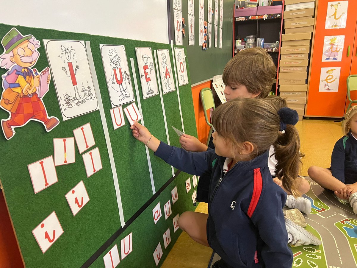 En Infantil Spínola aprender es jugar. Con la actividad “Ayudamos al Señor Estudioso con las vocales”
✅ Inician la lectura y escritura.
✅ Mejoran memoria y atención.
✅ Aprenden motivados y con confianza.
El aprendizaje manipulativo nos hace diferentes en Huelva ✨.