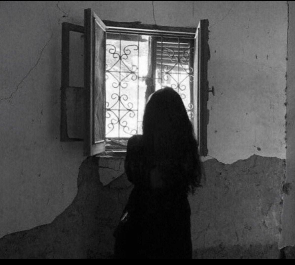 الا ياليتنا جيران والبيت يسلم على البيت                
نتخاصم واقفل الشباك وافتحه إذا حنيّت .