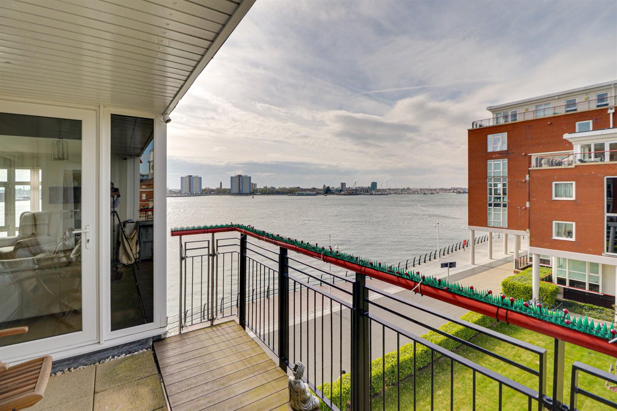 Situated in one of Gunwharf Quays most popular residential buildings, this spectacular two bed second floor #apartment enjoys unparalleled views over #Portsmouth Harbour and the Spinnaker Tower. 

Info- pearsons.com/properties/are…

Call Pearsons Estate Agents Southsea 023 9273 5558