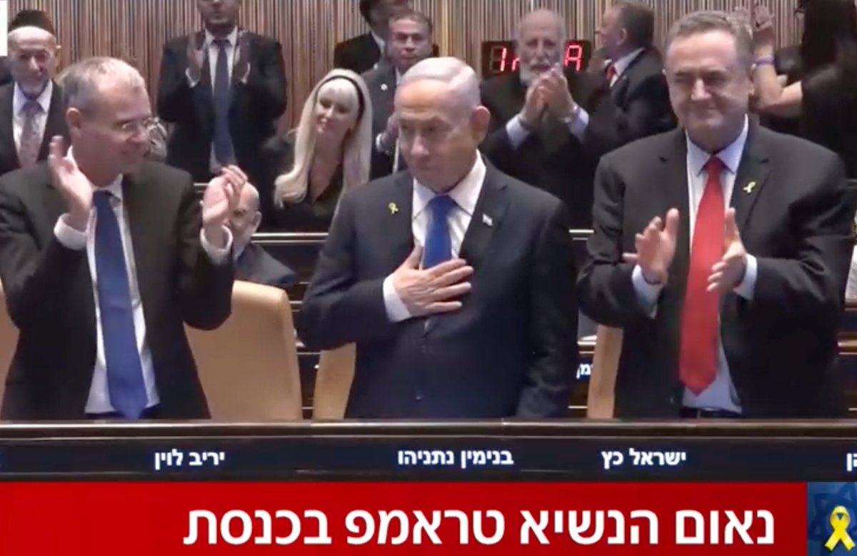 jacobkornbluh's tweet image. Trump stood up to applaud Netanyahu at the start of the Knesset session, with members of the coalition cheering the premier. Chants of &quot;Bibi, Bibi&quot; were also heard. 

Trump didn&apos;t stand up when Herzog and Oppo Leader Lapid were acknowledged.