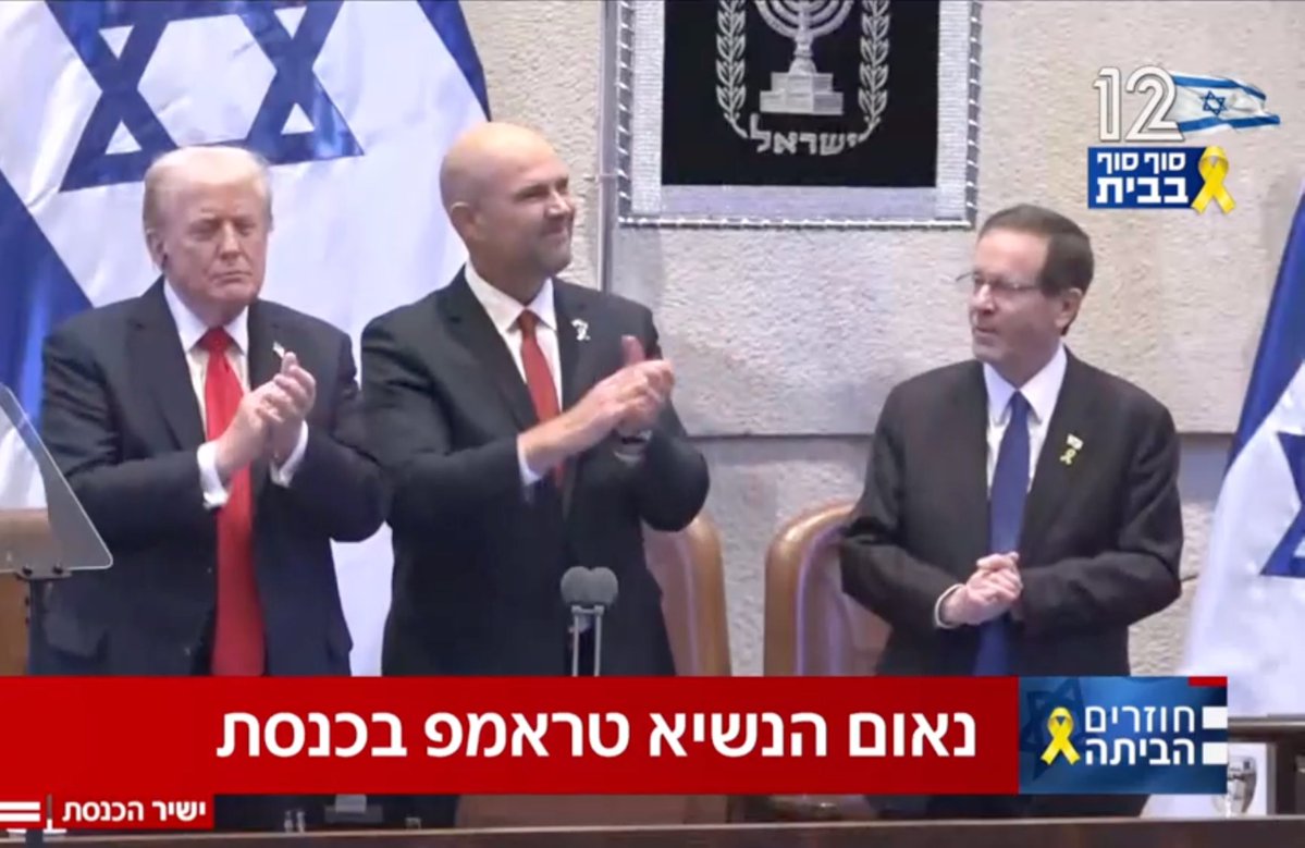 jacobkornbluh's tweet image. Trump stood up to applaud Netanyahu at the start of the Knesset session, with members of the coalition cheering the premier. Chants of &quot;Bibi, Bibi&quot; were also heard. 

Trump didn&apos;t stand up when Herzog and Oppo Leader Lapid were acknowledged.
