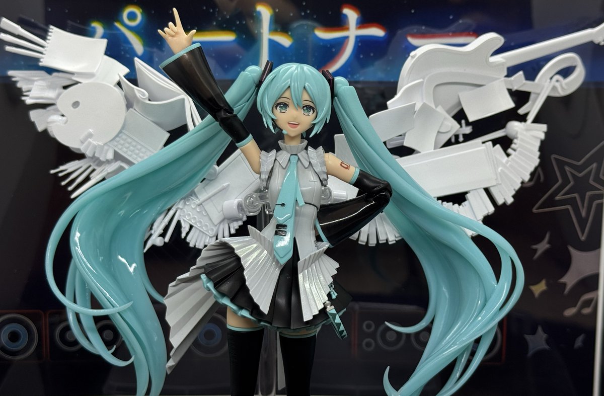 Dokathio's tweet photo. 久しぶりの完成品です。
#PLAMATEA 
#初音ミク Happy 16th Birthday Ver.です。
#マジカルミライ 2023のワンシーンのプチ再現です。　ﾐｸｻﾝｶﾜｲｲ

手を加えた箇所は
顔のシャープ化、手首が袖に隠れるように腕の長さを2mm短縮、ヘッドマイクを金属線で制作、右手のハンドパーツ改造 https://t.co/Pdmdhq08mc