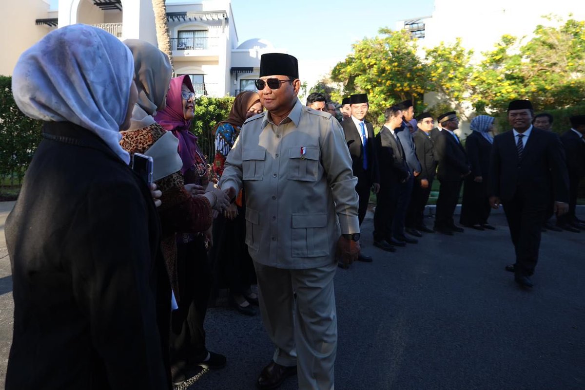 Hari ini, saya berkunjung ke Republik Arab Mesir untuk menghadiri Konferensi Tingkat Tinggi (KTT) Perdamaian Sharm El-Sheikh. Dalam forum ini, saya akan menyaksikan penandatanganan perjanjian perdamaian dan penghentian perang di Gaza.

Indonesia berkomitmen penuh untuk mendorong