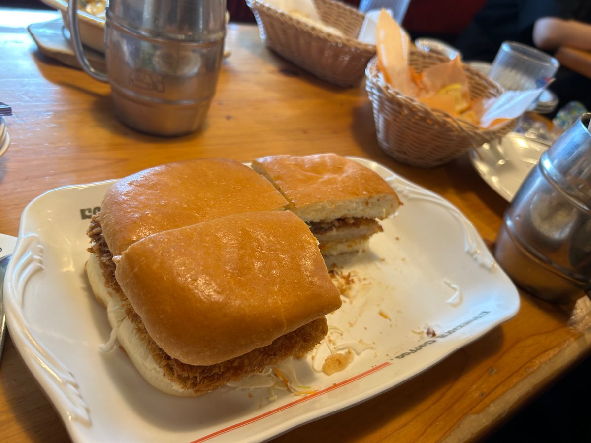 Mixunoairi's tweet photo. コメダ行ってカツパン注文したんだけど4分の1でお腹いっぱいになっちゃって兄＆父に食ってもらいました✌️写真の減ってる部分が私が食べたところでその他、父＆兄ね https://t.co/q7Q1JP6NUN