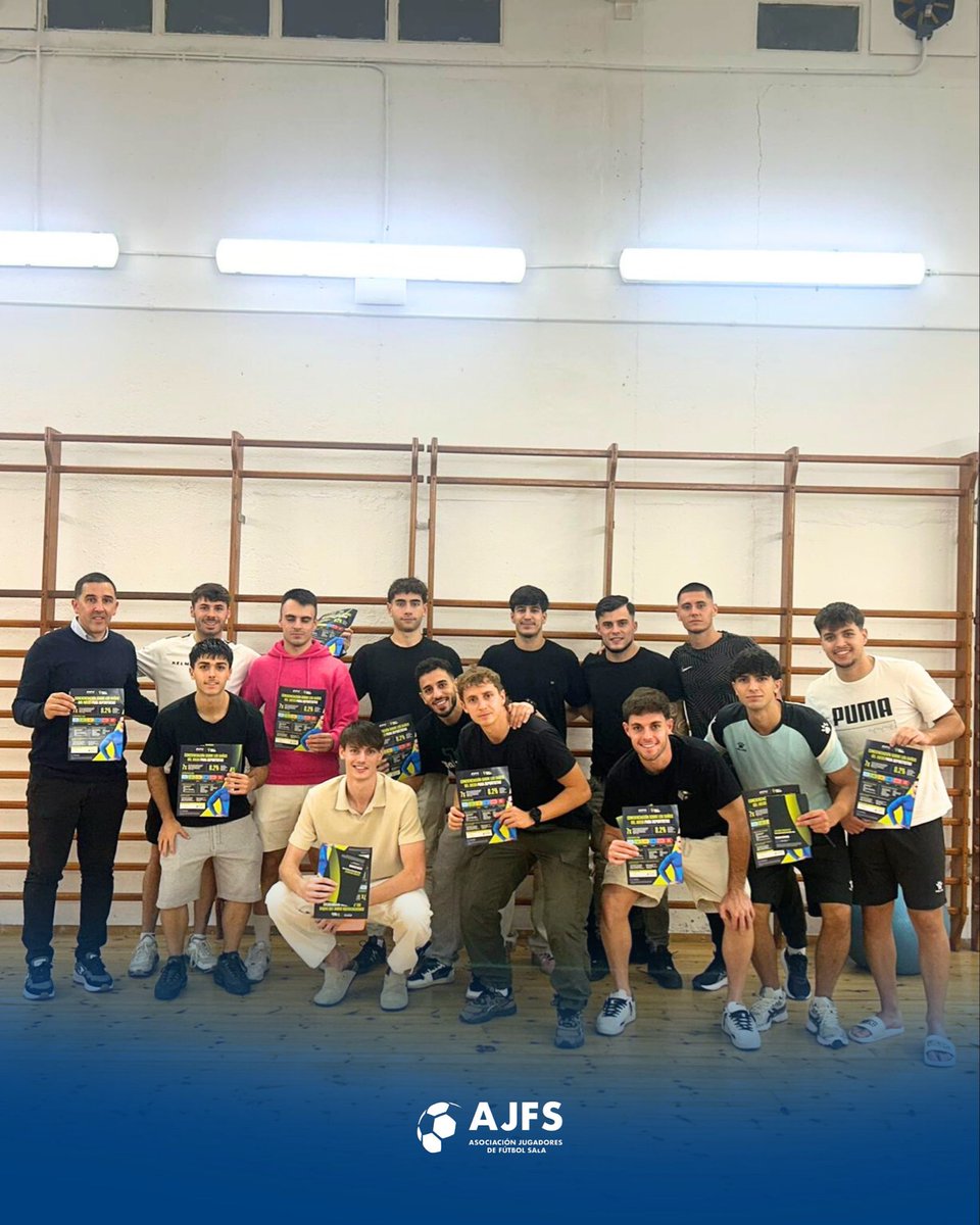 ajfs1998's tweet photo. 🤝 𝗩𝗶𝘀𝗶𝘁𝗮𝘀 𝗔𝗝𝗙𝗦 | El presidente @joseruiz__21 ha visitado el vestuario del @sala5martorell para compartir los servicios de la AJFS y concienciar sobre los riesgos del juego y las apuestas deportivas, en el marco del proyecto #PROtectIntegrity. https://t.co/vyri17Jop1