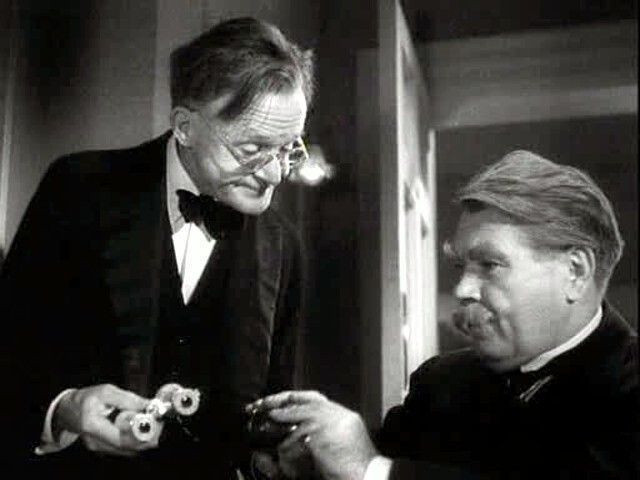 TalkingPicsTV's tweet photo. When a man has a secret like this... he'll do anything to keep it!
π½οΈ THE SHOP AT SLY CORNER (1946) 1:05pm #OskarHomolka #DerekFarr #MurielPavlow #KennethGriffith #KathleenHarrison #DianaDors noir-drama #TPTVsubtitles https://t.co/TNHEEHFurf