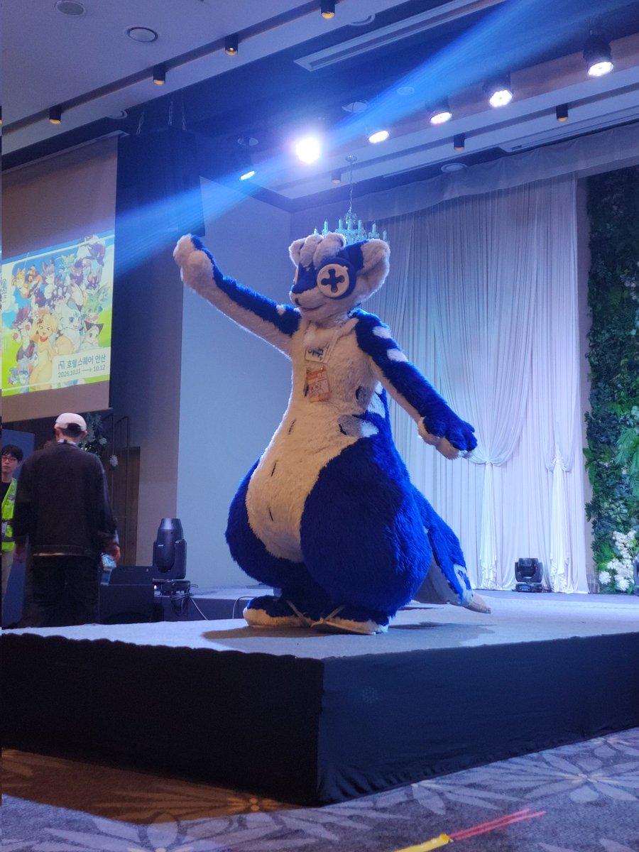 퍼슈트 쇼케이스 때 사진들 올려요~
#FURRAID2025 #퍼레이드2025