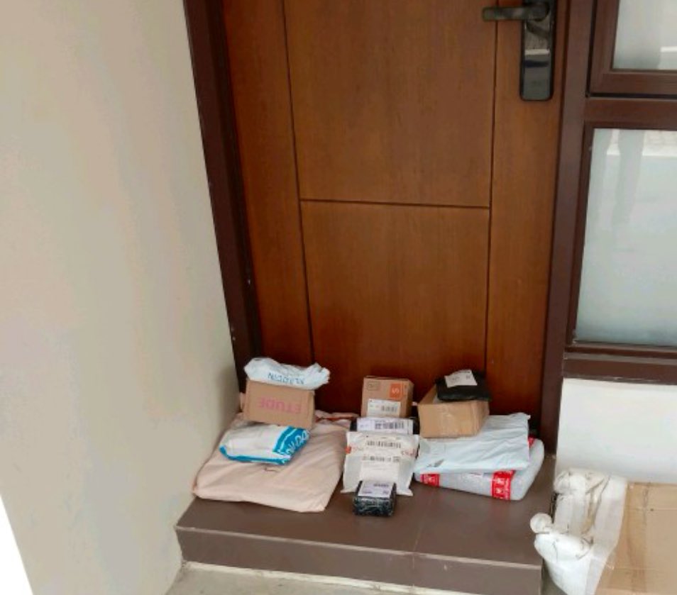 ninggalin rumah dengan kondisi habis 10.10 wkwkwkwkwk mana lupa ngirimnya kesana semua, semoga aman yh☺️😭🥹🙏

foto by kang paket