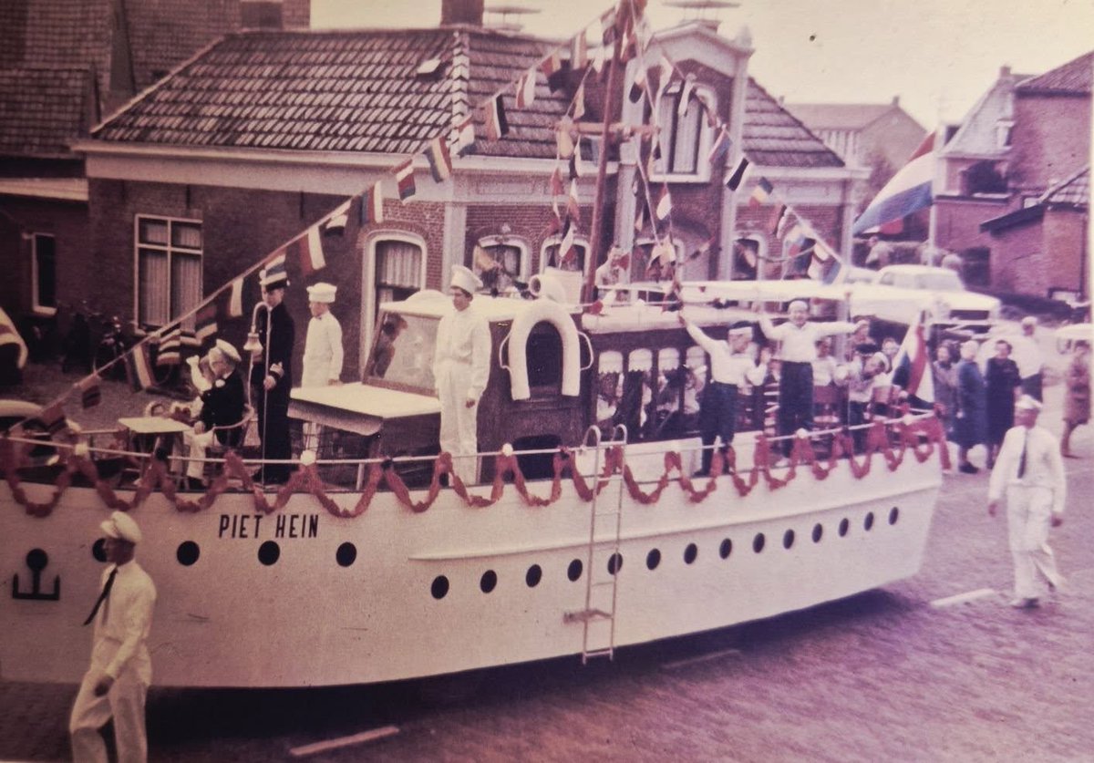 PietHein_Jacht's tweet photo. #Bevrijdingsfeest in #Bitgum (Friesland), 1963. Onder deze #PietHein zat een grote Amerikaanse auto, waar de bestuurder met behulp van spiegels via de stuurhut kon zien waar hij reed. Geweldig toch?!
Bedankt Sietse Kooistra voor het toesturen van deze fantastische plaat! https://t.co/lPUkCQK7W2