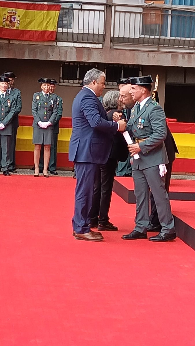 museo_rey's tweet photo. D. Jesús García, Teniente Jefe del Dto d Tráfico de Móstoles ha tenido a bien distinguir en los actos de la Patrona 2025 a D. Ángel Bravo, Director del @museo_rey  x la divulgación hacia la ciudadanía.
Los actos los  han presidido x D. Gabriel Monteserin, 1 Tte Alc @AytoMostoles https://t.co/bXE6QMstUG