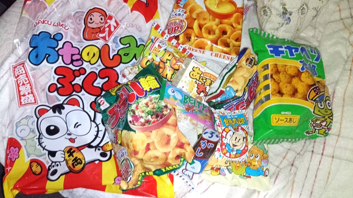 kamassyu's tweet photo. 大川市の木工まつりに行った
クイズラリーでガラポン抽選したら
お菓子詰め合わせ当たった
めっちゃ嬉しい😄 https://t.co/zT7t6YXIxg