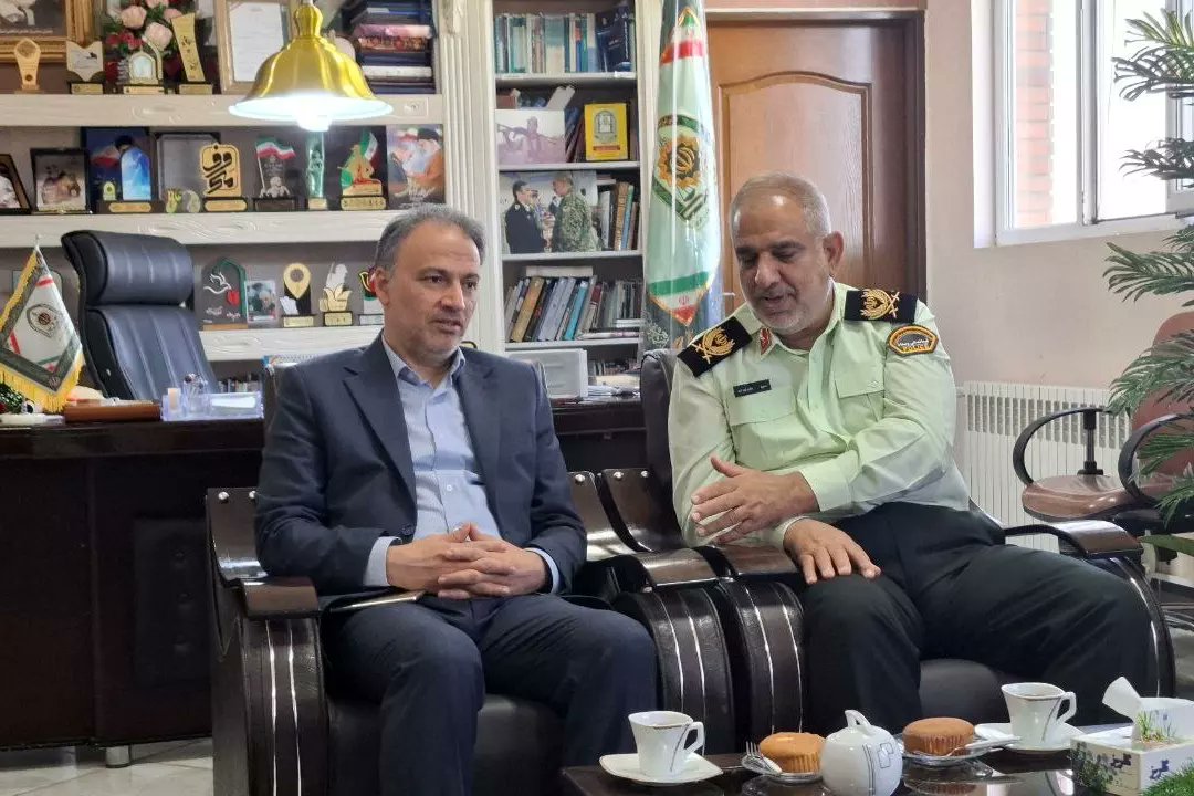 دیدار سرپرست اداره‌کل میراث‌فرهنگی خراسان شمالی با فرمانده انتظامی استان به مناسبت هفته نیروی انتظامی برگزار شد.
در این نشست بر هم‌افزایی میان دو دستگاه و پیشنهاد راه‌اندازی موزه پلیس در مجموعه موزه مردم‌شناسی بجنورد تأکید شد.
#خراسان_شمالی #میراث_فرهنگی #نیروی_انتظامی #موزه_پلیس