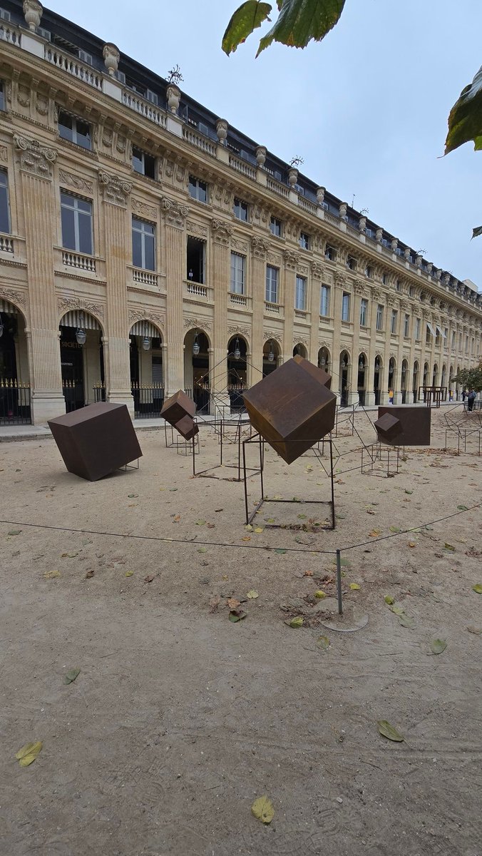 Je regrette que l'art contemporain soit si présent et à mon avis dénature certains endroits de Paris (ici dans les jardins du Palais-Royal). #Paris