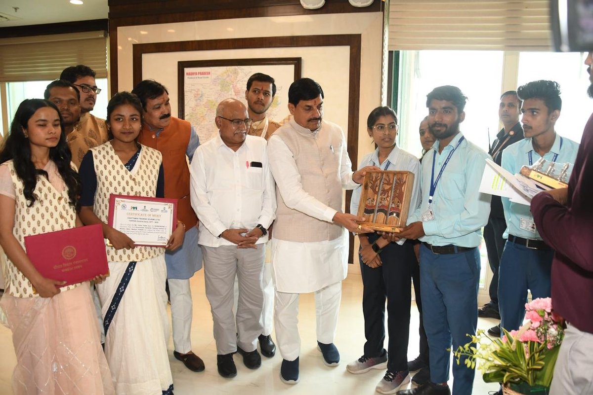 CMMadhyaPradesh's tweet image. मुख्यमंत्री डॉ. मोहन यादव से आज मंत्रालय में मध्यप्रदेश के विभिन्न ITI के मेधावी प्रशिक्षणार्थियों ने सौजन्य भेंट की।
मुख्यमंत्री डॉ. यादव ने प्रशिक्षणार्थियों को उनकी विशिष्ट उपलब्धियों के लिए बधाई और उज्ज्वल भविष्य के लिए शुभकामनाएं दीं।
@DrMohanYadav51 #CMMadhyaPradesh…