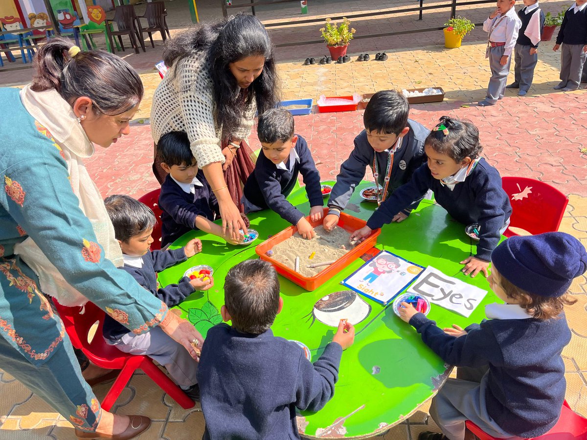 ASrinagar65188's tweet image. Tiny hands explored, tiny minds ignited! Our Sensory Station brought textures, smells &amp;amp; sounds to life - where learning Feels like play !
#KindergartenFun #LearningThroughPlay
#Balvatika
