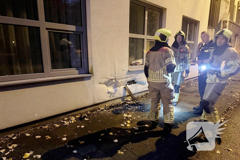 Auto rijdt tegen pand in Gouda