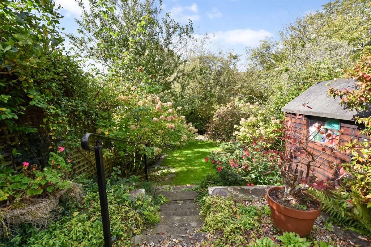A wonderful #cottage near #Winchester city centre with elements dating back to the late 1200's. Replete with historical charm and an array of period features

Info- pearsons.com/properties/che…

Call Pearsons Estate Agents Winchester office 01962 853344