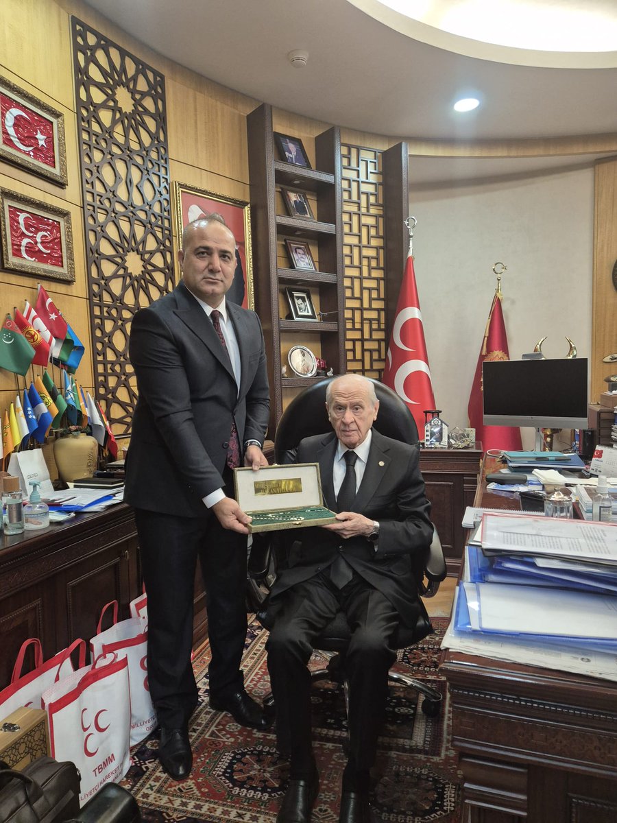 İlçe Başkanımız Hakan Yıldırım, hareketimizin Lideri, Sayın Devlet Bahçeli Bey’i ziyaret ederek bir yıllık çalışma raporumuzu ve önümüzdeki döneme dair planlarımızı arz etti. Liderimizin engin görüşleri ve kutlu davamıza yönelik tavsiyeleri bizlere daima rehberdir. #MhpSEYHAN
