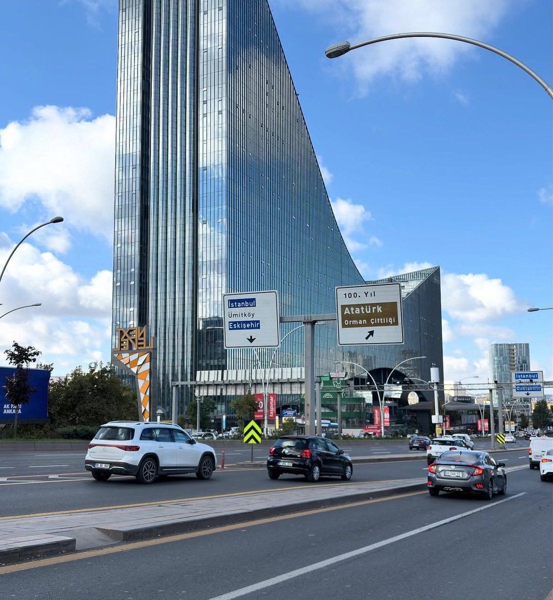 Ankarada dün tişörtle geziyordum 
Bugün montla 
İnşallah yarın da
Seninle gezerim…