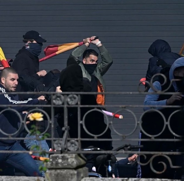 Falange Murcia (@falangedemurcia) on Twitter photo Ayer nuestros camaradas de la <a href="/falangevasca/">Falange Vasca</a> plantaron cara en Vitoria a la bazofia etarra que pretendía impedirles rendir homenaje a España en una ciudad española. Honor.
Frente al separatismo, ¡ni un paso atrás! Ayer nuestros camaradas de la <a href="/falangevasca/">Falange Vasca</a> plantaron cara en Vitoria a la bazofia etarra que pretendía impedirles rendir homenaje a España en una ciudad española. Honor.
Frente al separatismo, ¡ni un paso atrás!