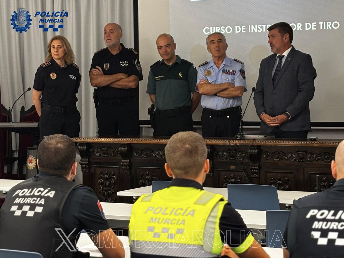 MurciaPolicia's tweet photo. 👮‍♀️🎯 Inauguración del curso de Instructor de Tiro Policial.

Una formación especializada que refuerza las capacidades técnicas y la seguridad de nuestros agentes.
📚 Enhorabuena a los agentes participantes por su compromiso con la excelencia profesional.
#FormaciónPolicial https://t.co/xsMi41B26P