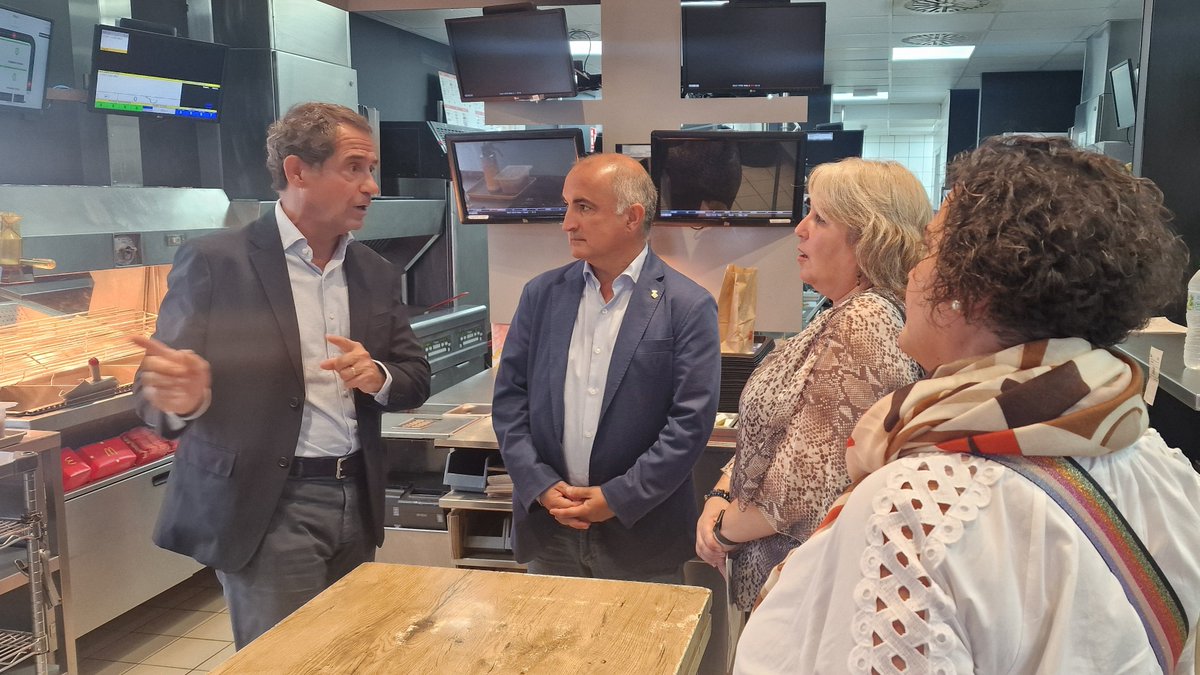 🏭Continuem amb les visites a les empreses locals de #Ripollet!

L'alcalde Luis Tirado, la regidora de Promoció Econòmica Eva Herrera i la dinamitzadora de l'<a href="/AERipollet/">ASSOCIACIÓ D'EMPRESES RIPOLLET</a> han visitat <a href="/McDonalds/">McDonald's</a> i @_capmar amb l'objectiu de reforçar les sinergies entre l'<a href="/AjRipollet/">Ajuntament Ripollet</a> i les empreses.