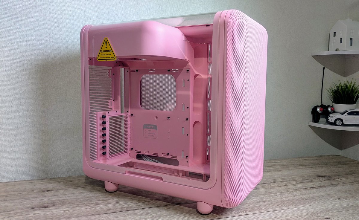 toru_mod_pc's tweet image. HYTEさんからX50のサンプル届いた
カラーはStrawberry Milk🍓🥛
とりあえずスリーブケーブルはPerfect-Pinkで作ることは確定した
#HYTE #自作PC