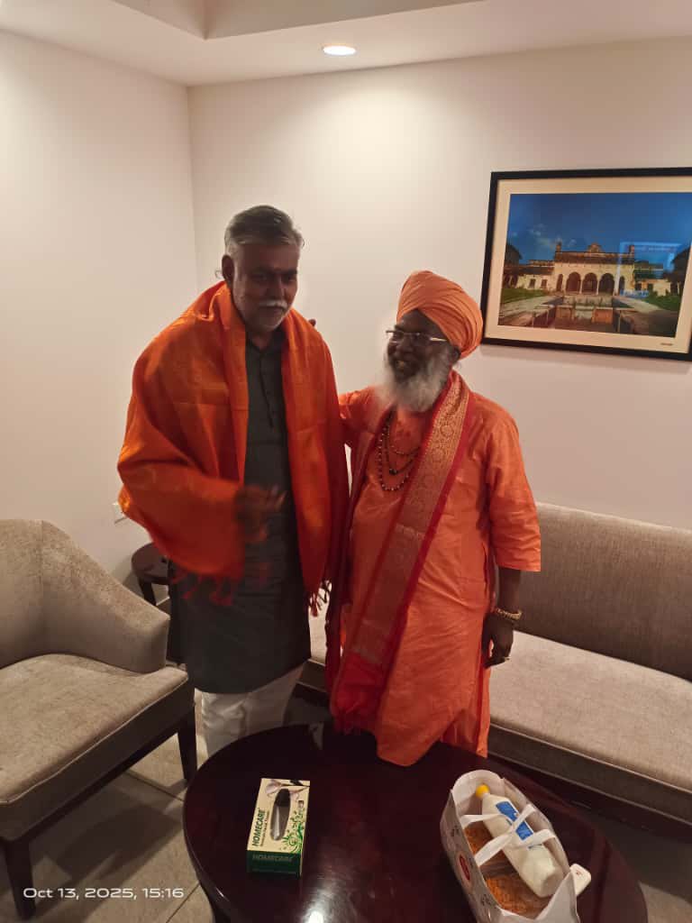 आज दिल्ली स्थित मध्य प्रदेश भवन में उन्नाव लोकसभा (उत्तर प्रदेश) से वरिष्ठ सांसद आदरणीय <a href="/drsakshimaharaj/">Dr.Sakshi Ji Maharaj (मोदी का परिवार)</a> जी से आत्मीय मुलाकात हुई ।उनके द्वारा किए गये सम्मान के लिए आभार ।मैंने उन्हें अपनी पुस्तक परिक्रमा-कृपा सार' भेंट की।
#Parikrama #परिक्रमा
#PrahladSinghPatel