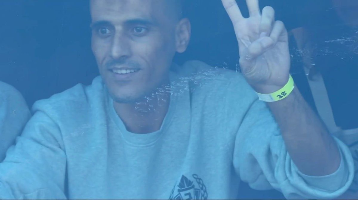 Palestinian prisoners, released as part of the prisoner exchange carried out this morning, are arriving in Ramallah now and being welcomed by huge crowds.