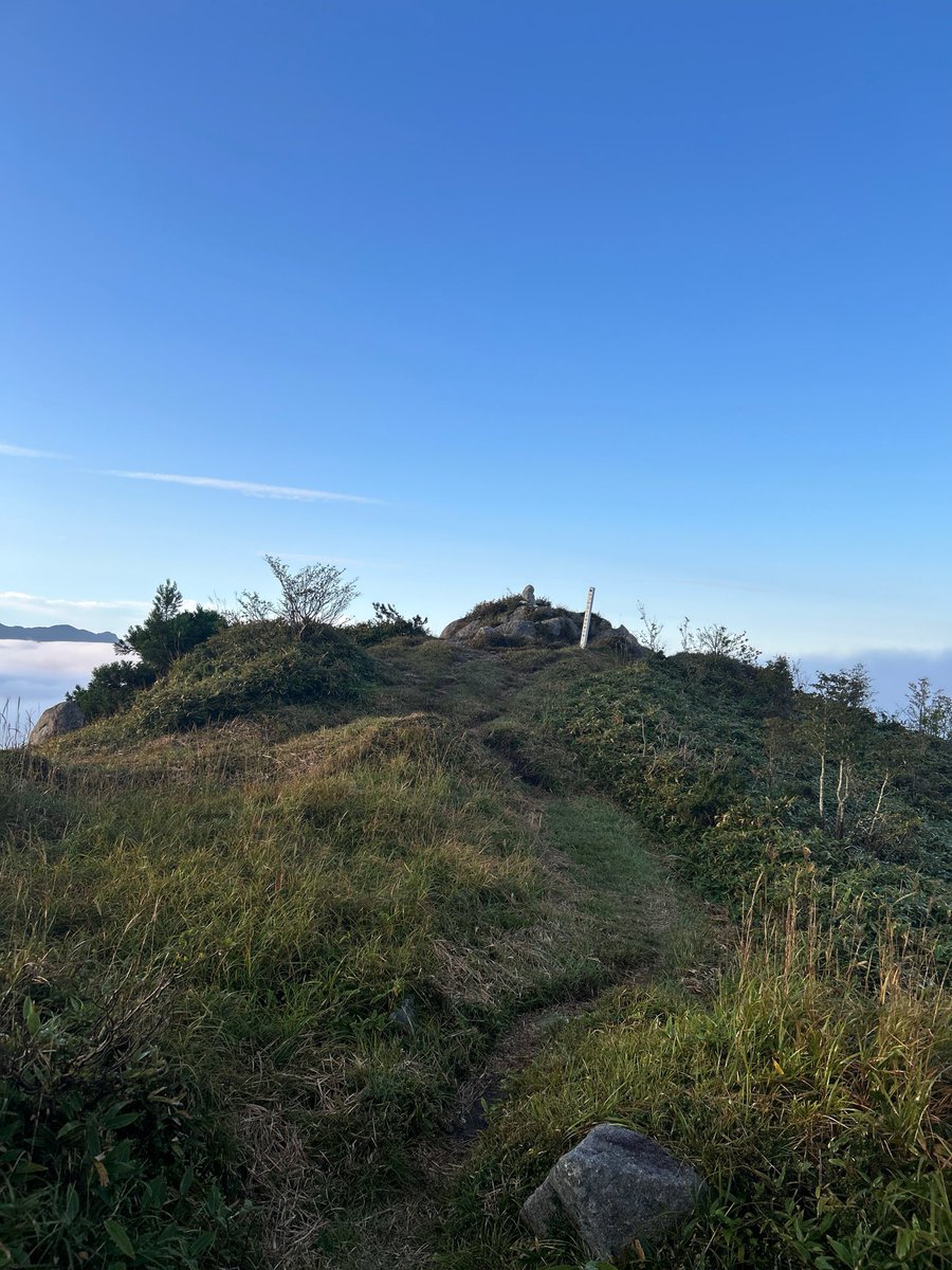 exegrot's tweet photo. 岡山県、三ヶ上山にて雲海を堪能しました。そして頂上には不動明王様。 https://t.co/7MIqNN0Tmf