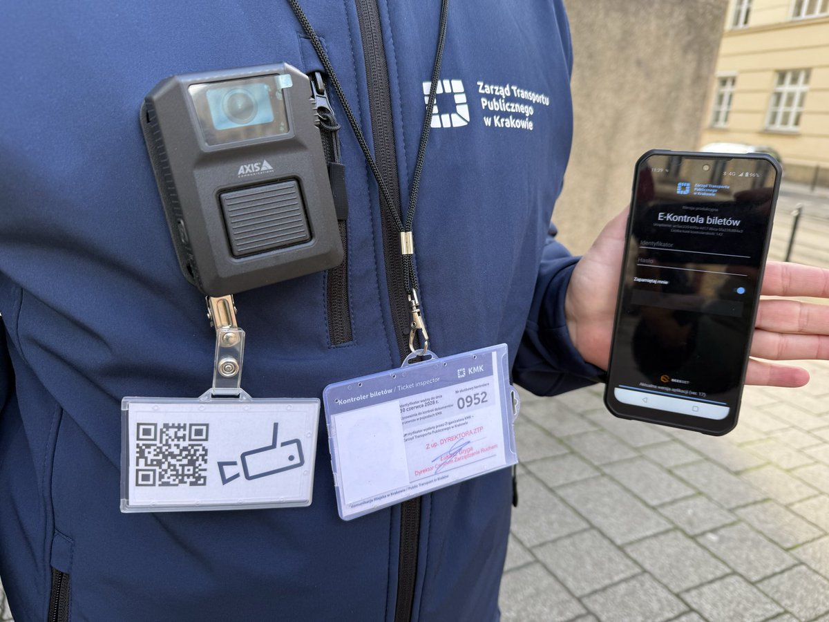 Od dzisiaj kontrolerzy biletów w Krakowie są wyposażeni w kamery nasobne. Urządzenia mają zwiększyć ich bezpieczeństwo, zdarzały się pobicia a nawet pogryzienia w trakcie sprawdzania biletów - mówi <a href="/RadioZET_NEWS/">Radio ZET NEWS</a> Sebastian Kowal - rzecznik zarządu transportu publicznego