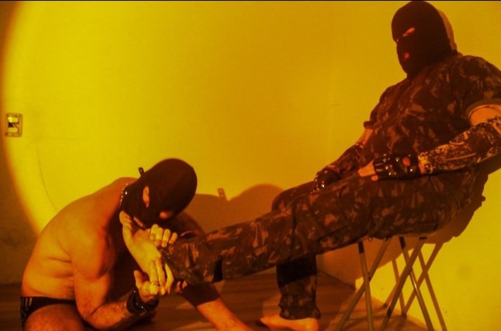 Fazendo o verme feliz 
#podolatria #feetِ #feetfetısh #feetmaster #podolatriapedemacho #podolatriapedehomem #bdsmِ #fetiche