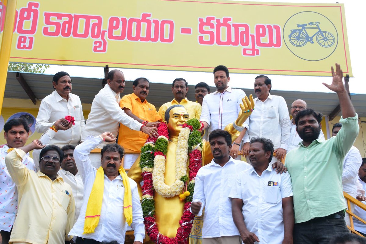 Pallasrinivas4u's tweet image. రాష్ట్ర తెలుగుదేశం పార్టీ అధ్యక్షులు శ్రీ పల్లా శ్రీనివాసరావు గారు ఈరోజు కర్నూలులో స్వర్గీయ నందమూరి తారక రామారావు గారి విగ్రహానికి పూలమాలలు వేసి, ఉమ్మడి కర్నూలు జిల్లా నాయకులతో కలిసి ఘన నివాళులు అర్పించారు.
 #PallaSrinivasaRao #TDPStatePresident #TeluguDesamParty @RamanaiduTDP