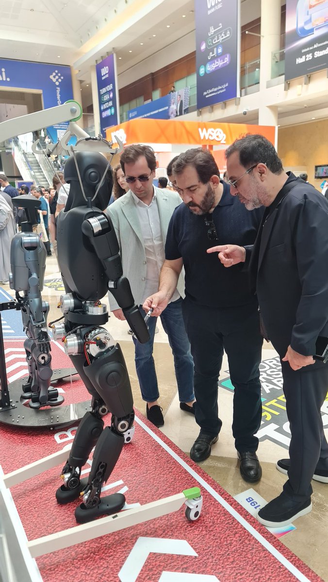 direncozdemir2's tweet photo. Yalova OSB Yönetim Kurulu olarak Dubai Gitex Global yüksek teknoloji fuarındayız. Hem gelecek teknolojilerini inceliyor, hem de kendilerini Yalova'mıza yatırım yapmaya davet ediyoruz. Hafta sonu inşallah güzel işbirlikleri yapmış olarak gururla döneceğiz memleketimize. https://t.co/gY8vNIKTG8