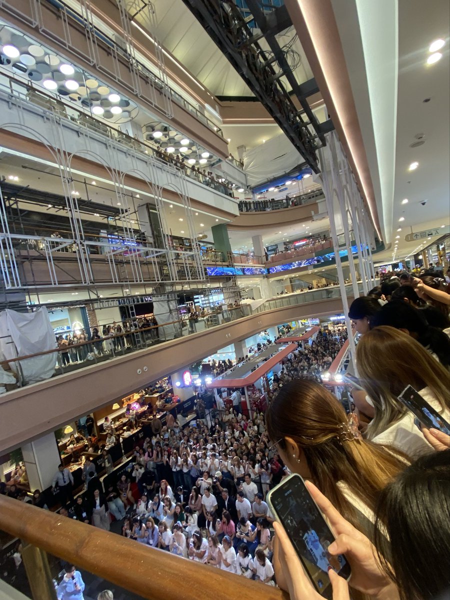 คนเยอะมากกกกกกก

#MONDAHMINxZNN