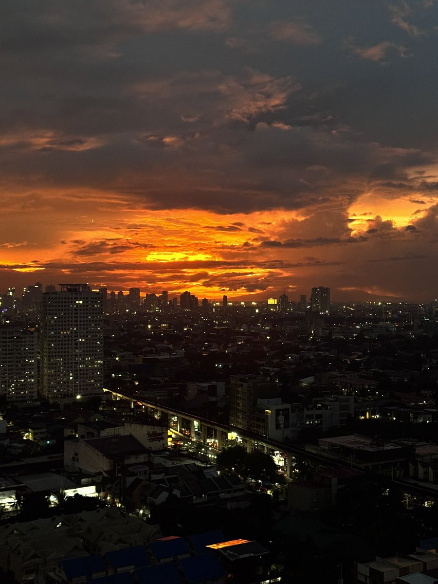 lli8z7's tweet photo. Sunset 🌆🤩 https://t.co/r2mOjjK5kj