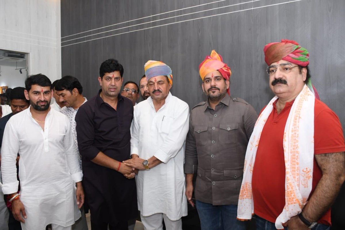 पीसीसी सचिव भाई जगदीश चौधरी जी के नवीन प्रतिष्ठान का शुभारंभ किया। इस दौरान पूर्व मंत्री प्रताप सिंह खाचरियावास, पीसीसी महासचिव राजेश चौधरी जी, बड़े भाई राजन शर्मा जी व अन्य गणमान्य लोग मौजूद रहे।