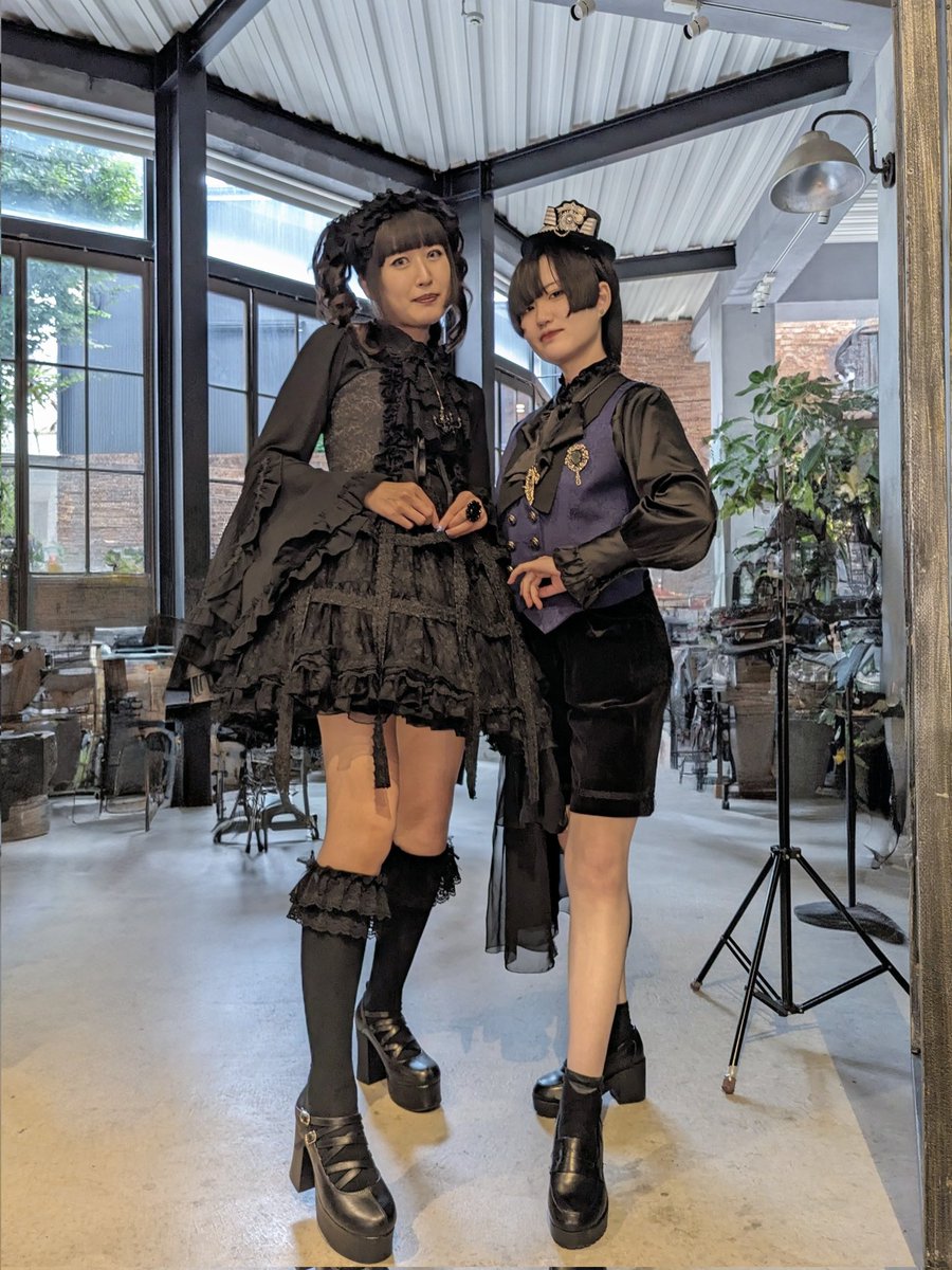 Logicさんと！
お会いする度にセンスの良さに惚れ惚れしてしまう…普段は出店側と購入側でなかなかツーショ撮ったりも出来ないのでありがたい機会でした🖤💙
なんで私は右肩上がってるんだ？