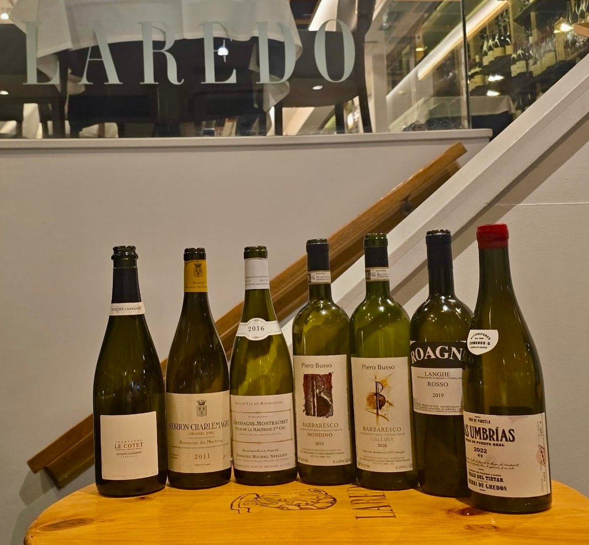 Un poquito de Francia, de Italia y de España.
Entre los tres, llevamos siglos llenando copas y conversaciones.
Compartimos carácter, sol, y esa forma tan nuestra de disfrutar un buen vino sin necesitar excusas.