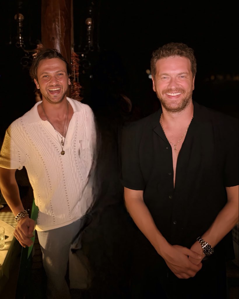 📍Aras Bulut İynemli, yakın arkadaşı Engin Öztürk ile birlikte Göcek’te huzurlu bir hafta sonu tatili geçirdi 🌊✨
Kamp tutkunu oyuncu bu kez denizin büyüsünü keşfetti. Yaz aylarını yeni yatıyla Ege koylarını keşfederek geçirmesi bekleniyor✨ 
 #ArasBulutIynemli #enginöztürk