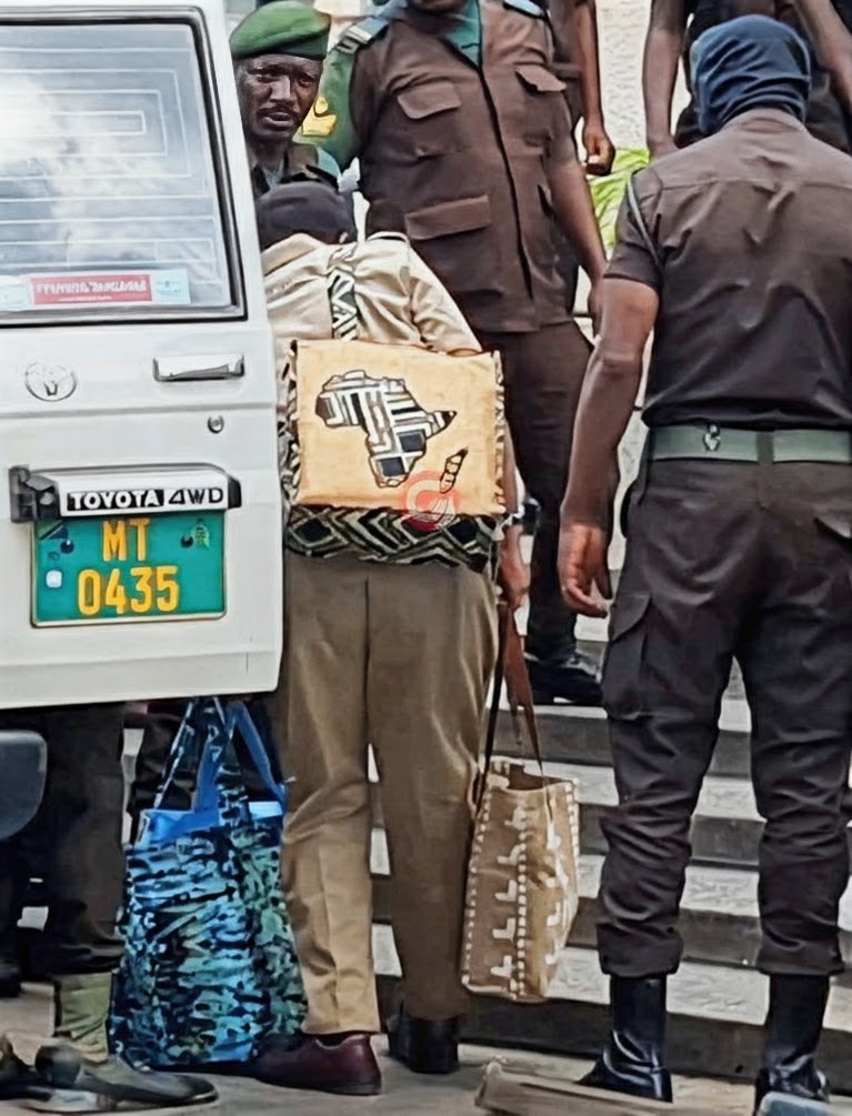 ze_mandevu's tweet image. Naam! Unaweza usimtambue kwa haraka ni nani huyu anaeonekana kuelemewa na Mizigo na bila kupewa msaada wowote, ni Mheshimiwa Tundu Antiphas Mughwai Lissu akiwa na document mbalimbali za sheria ambazo anatumia kwenye kesi yake ya uhaini. Mungu azidi kumtunza na kumsimamia.🫡✌️