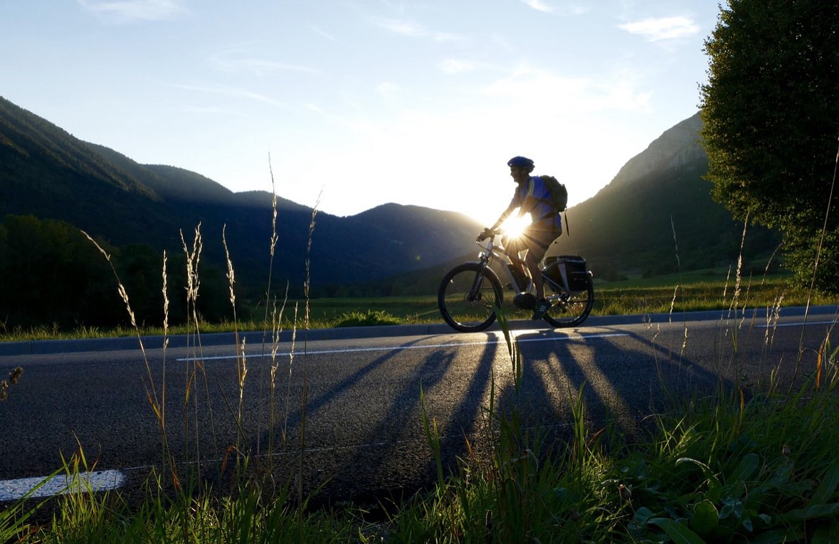 TayviewPark's tweet photo. You can’t beat an autumnal bike ride. E-bikes are now available to hire at Tayview. Just jump on our website to book. We have the Chunky Fat Tyre for a comfortable ride, the S-Cargo to carry the kids around or there are our more traditional road bikes. Get all wrapped up #ebikes https://t.co/zFGqN0N58P