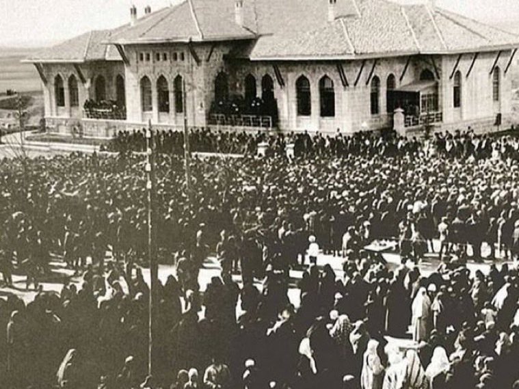 Milli Mücadelemizin karargâhı, Cumhuriyetimizin kalbi Ankaramızın başkent oluşunun 102. yıldönümü kutlu olsun. 🇹🇷