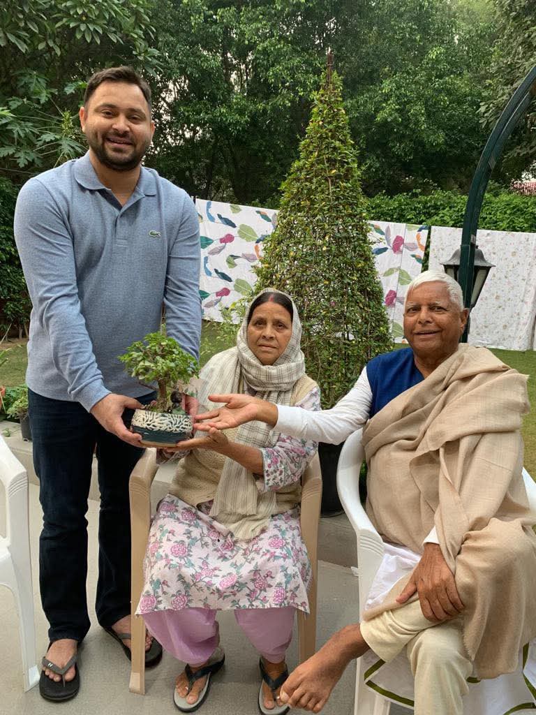 Rajshree Yadav (@rajshree_yadav_) on Twitter photo इस जग में जितने ज़ुल्म नहीं,
उतने सहने की ताकत है,
तानों के भी शोर में रहकर
सच कहने की आदत है,
तुम हालातों की भट्टी में,
जब-जब भी मुझको झोंकोगे..
तप-तपकर सोना बनूंगा मैं,
तुम मुझको कब तक रोक़ोगे..
तुम मुझको कब तक रोक़ोगे.. इस जग में जितने ज़ुल्म नहीं,
उतने सहने की ताकत है,
तानों के भी शोर में रहकर
सच कहने की आदत है,
तुम हालातों की भट्टी में,
जब-जब भी मुझको झोंकोगे..
तप-तपकर सोना बनूंगा मैं,
तुम मुझको कब तक रोक़ोगे..
तुम मुझको कब तक रोक़ोगे..