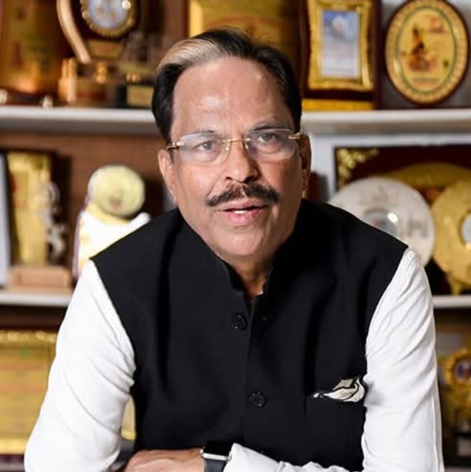 आगरा के मशहूर उद्योगपति पूरन डावर से ₹5 करोड़ की फिरौती मांगकर फंसाने की कोशिश!
इनकम टैक्स के फर्जी पेपर के साथ भेजी गई धमकी भरी चिट्ठी लिखा 5 करोड़ दो मामला खत्म।पुलिस हुई एक्टिव 2 कर्मचारियों को हिरासत में लिया #Agra #BreakingNews #Purandawar #UPPolice
